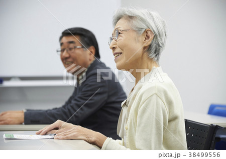 講義を受けるシニア 38499556