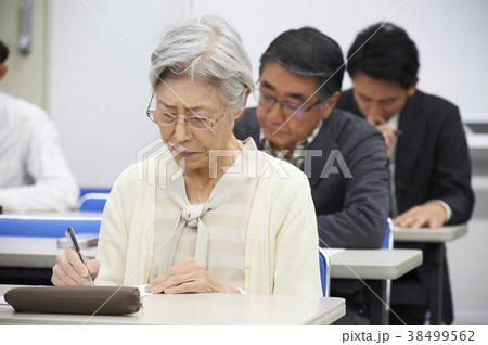 講義を受けるシニア 38499562