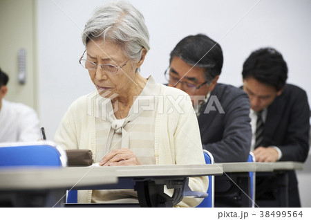 講義を受けるシニア 38499564