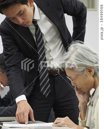 講義を受けるシニア 講義を受けるシニア 38499566