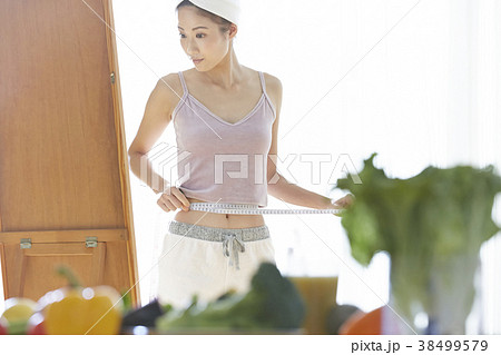ダイエットを楽しむ女性 38499579