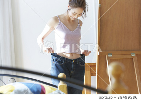 ダイエットに成功した女性 38499586