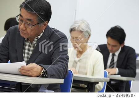 講義を受けるシニア 38499587