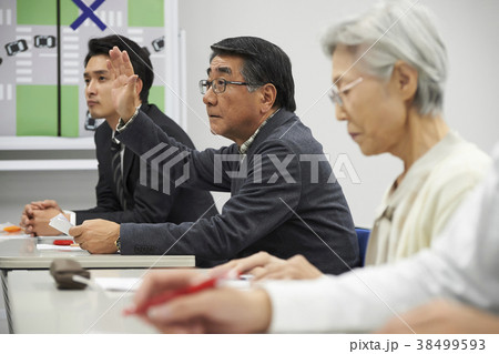 講義を受けるシニア 38499593