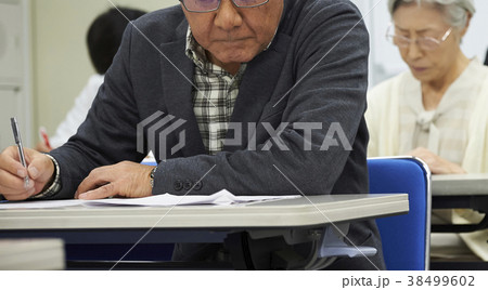 講義を受けるシニア 38499602