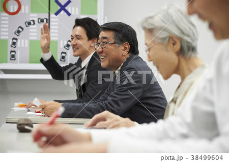 講義を受けるシニア 38499604