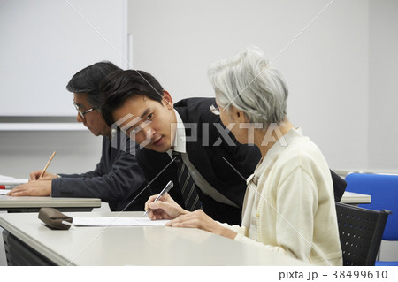 講義を受けるシニア 講義を受けるシニア 38499610