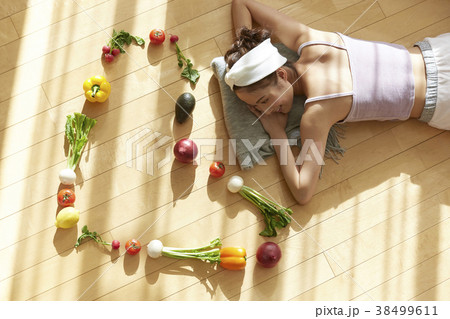 ダイエットを楽しむ女性 ダイエットを楽しむ女性 38499611