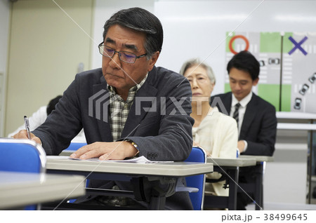 講義を受けるシニア 講義を受けるシニア 38499645