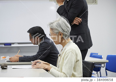 講義を受けるシニア 講義を受けるシニア 38499658