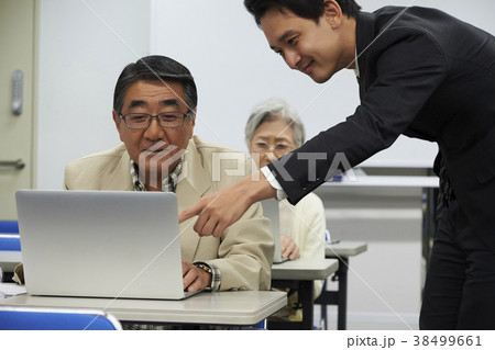 講義を受けるシニア 38499661