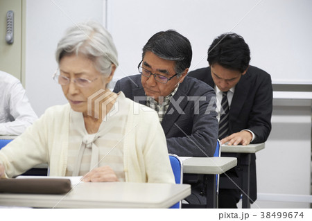 講義を受けるシニア 講義を受けるシニア 38499674