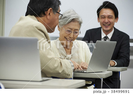 講義を受けるシニア 38499691