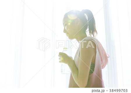 自宅でフィットネスをする女性 自宅でフィットネスをする女性 38499703