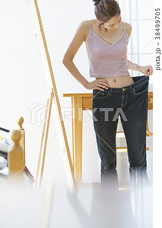 ダイエットに成功した女性 ダイエットに成功した女性 38499705