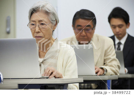 講義を受けるシニア 38499722