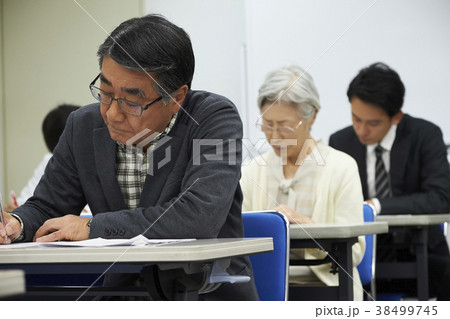 講義を受けるシニア 38499745