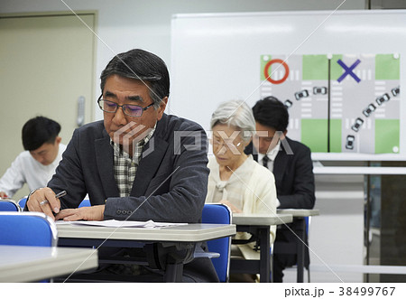 講義を受けるシニア 38499767