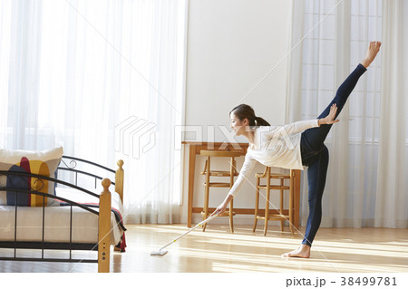 家事を楽しむ女性 家事を楽しむ女性 38499781