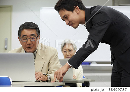 講義を受けるシニア 講義を受けるシニア 38499787