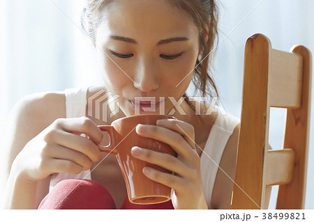 飲み物を飲む女性の写真素材