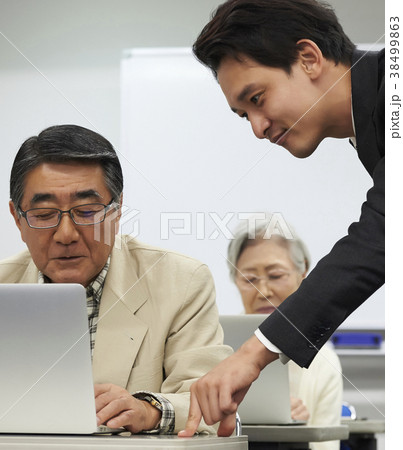 講義を受けるシニア 講義を受けるシニア 38499863