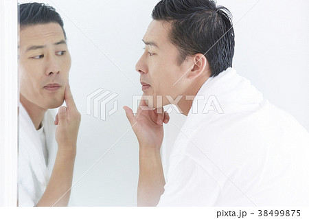 スキンケアをする男性 38499875