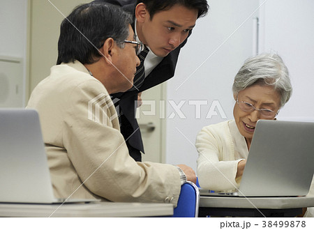 講義を受けるシニア 38499878
