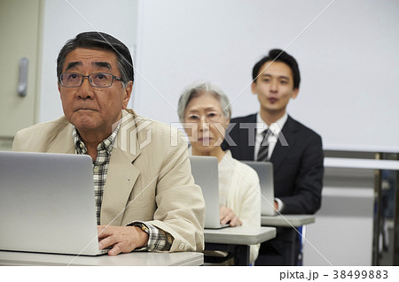 講義を受けるシニア 38499883