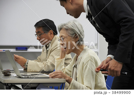 講義を受けるシニア 38499900