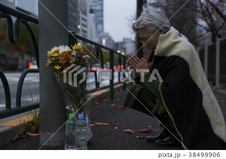 献花を手向けるシニア 38499906