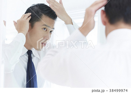 身支度をする男性 身支度をする男性 38499974