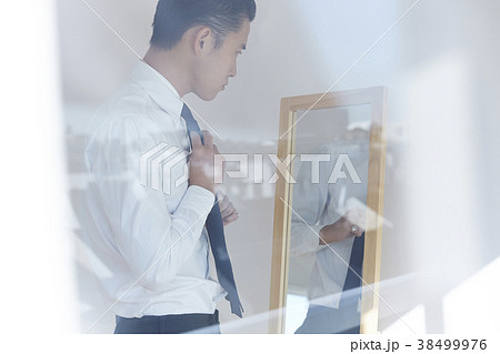 身支度をする男性 38499976