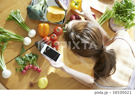 食生活にこだわる女性 食生活にこだわる女性 38500021