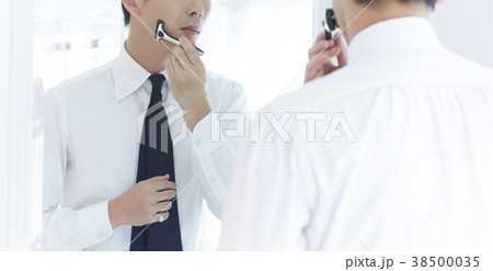 身支度をする男性 身支度をする男性 38500035