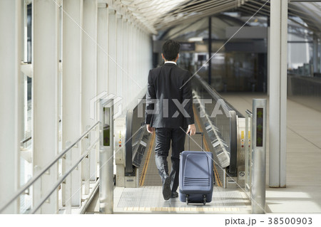 空港のビジネスマン 38500903