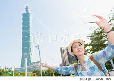 Modern girl introducing Taipei 101. Modern girl introducing Taipei 101. 38501409