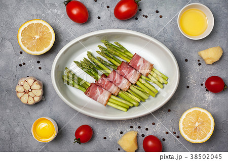 fresh green asparagus with bacon 38502045