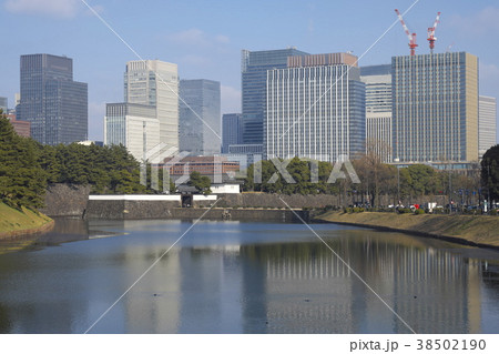 早春の丸の内オフィス街と桜田濠 38502190