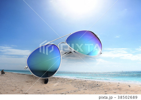 南の国でサングラス 38502689