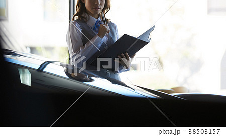 自動車ディーラー 女性販売員 自動車ディーラー 女性販売員 38503157