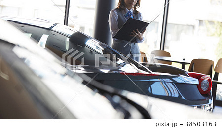 自動車ディーラー 女性販売員 自動車ディーラー 女性販売員 38503163
