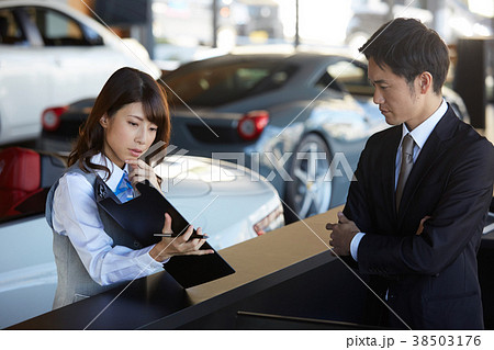 自動車ディーラー　打ち合わせ　男女 38503176