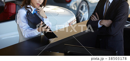 自動車ディーラー　打ち合わせ　男女 38503178
