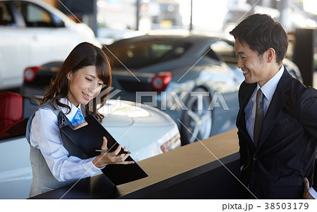 自動車ディーラー 打ち合わせ 男女 自動車ディーラー 打ち合わせ 男女 38503179