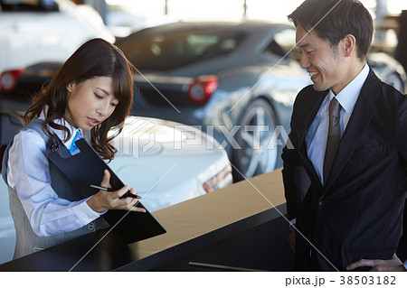 自動車ディーラー　打ち合わせ　男女 38503182