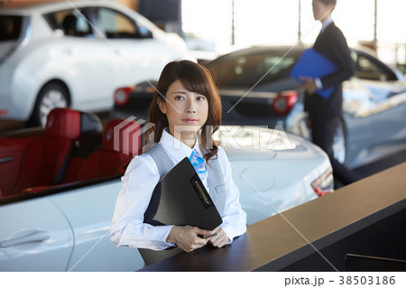 自動車ディーラー　女性販売員　ポートレート 38503186