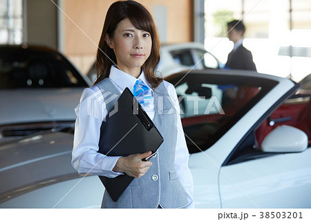 自動車ディーラー 女性販売員 ポートレート 自動車ディーラー 女性販売員 ポートレート 38503201