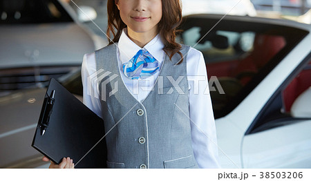 自動車ディーラー　女性販売員　ポートレート 38503206