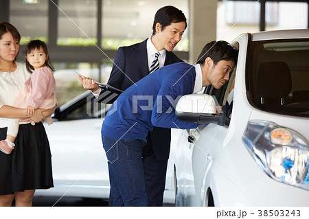 自動車ディーラー 購入を検討するファミリー 自動車ディーラー 購入を検討するファミリー 38503243